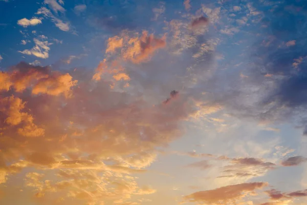 Prachtige Zonsondergang Met Zon Van Oranje Tinten Achter Bergen Diepblauwe — Stockfoto
