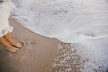 Yeni evli çift, Gelin ve damat sahilde yürüyüş.