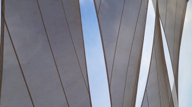 Güneş kapak ve gölgelerle üçgen şekiller yapmak için kumaşlar