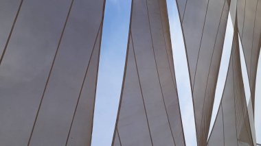 Güneş kapak ve gölgelerle üçgen şekiller yapmak için kumaşlar