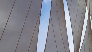 Güneş kapak ve gölgelerle üçgen şekiller yapmak için kumaşlar