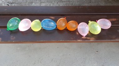 Oynamak için çeşitli renklerle dolu su balonları.