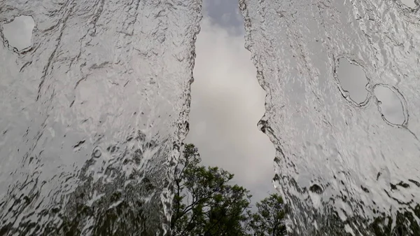 Широкий Поток Воды Падающий Полупрозрачном Парке — стоковое фото