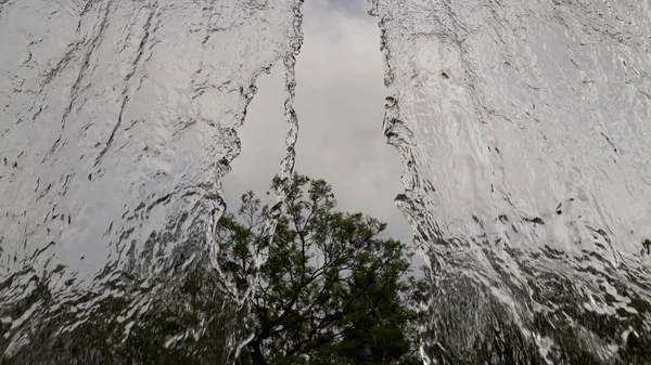 Szeroki Strumień Wody Spada Parku Półprzezroczyste — Zdjęcie stockowe