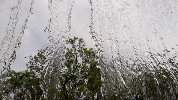 Ampio Corso Acqua Che Cade Parco Semitrasparente — Foto Stock