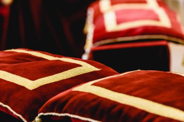 Bir kilisede rahat dokular ile zarif kırmızı minderler