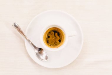 Beyaz arka planda kahve fincanı