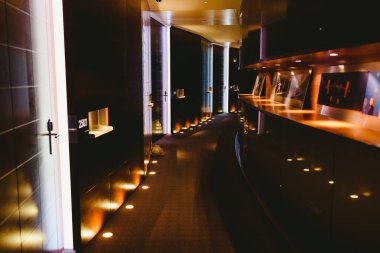 Modern bir otel koridorlarında