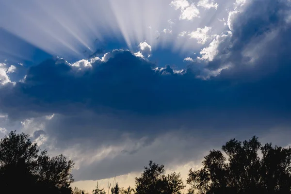 Blauwe Hemel Zeer Verzadigd Met Zonnestralen — Stockfoto