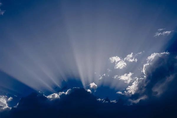 Blauer Himmel Sehr Gesättigt Mit Sonnenstrahlen — Stockfoto