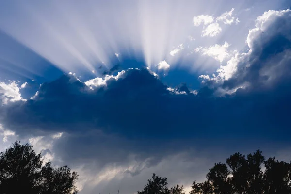 Blauer Himmel Sehr Gesättigt Mit Sonnenstrahlen — Stockfoto
