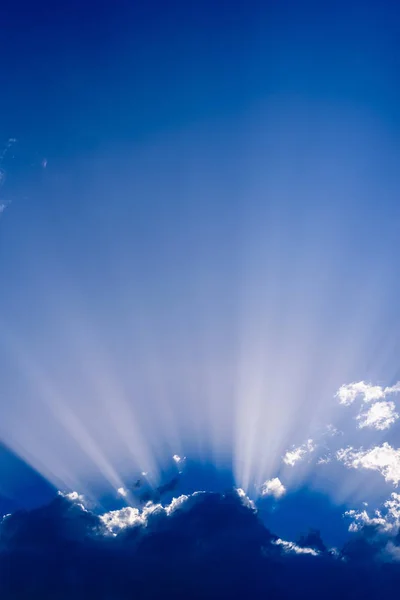 Sonnenstrahlen Steigen Einem Sommernachmittag Aus Einer Großen Wolke Den Tiefblauen — Stockfoto