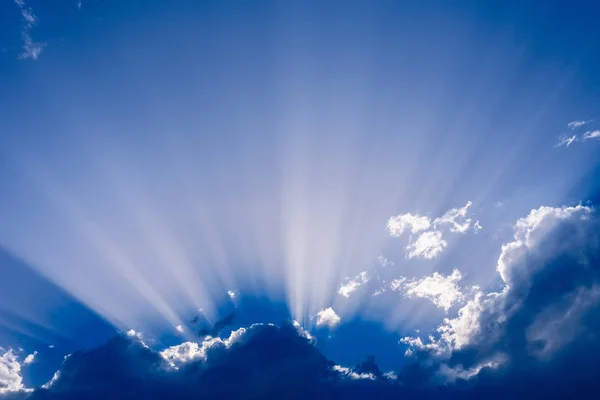 Sonnenstrahlen Steigen Einem Sommernachmittag Aus Einer Großen Wolke Den Tiefblauen — Stockfoto