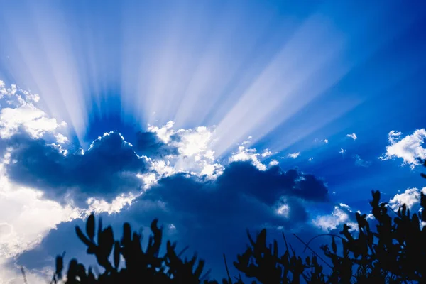 Sonnenstrahlen Steigen Einem Sommernachmittag Aus Einer Großen Wolke Den Tiefblauen — Stockfoto