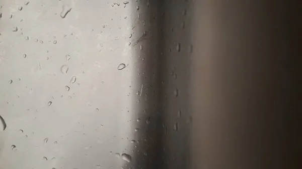 グレー スチール シンク内部で散乱水の滴 — ストック写真