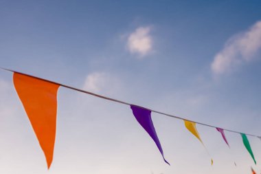 mavi gökyüzü bir Doğum günü dekorasyon için ideal karşı rüzgarda sallayarak renkli çelenk.