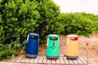 Geri dönüşüm ve organik depo gözlerine bir orman.