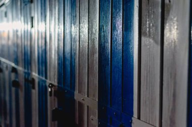 mavi ve beyaz ahşap duvar geceleri ışıklı.