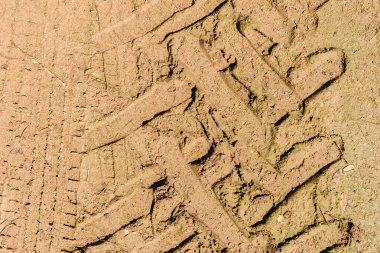 Traktör tekerlekli raylara ıslak çamur.