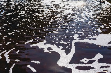 Köpük ortamının dikkat çekici bir nehir tarafından deterjanlar kontamine su.