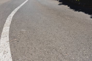 Beyaz yön yol çizgileri siyah arka plan ve metin için yer.