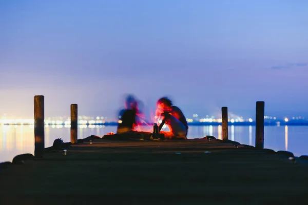 Personas Descansando Relajadas Muelle Lago Atardecer Con Aguas Tranquilas — Foto de Stock