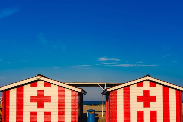 Cabina Croce Rossa Estate Una Spiaggia — Foto Stock