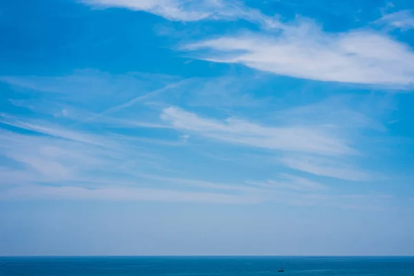 空と夏の日の水平線と海の景色 — ストック写真