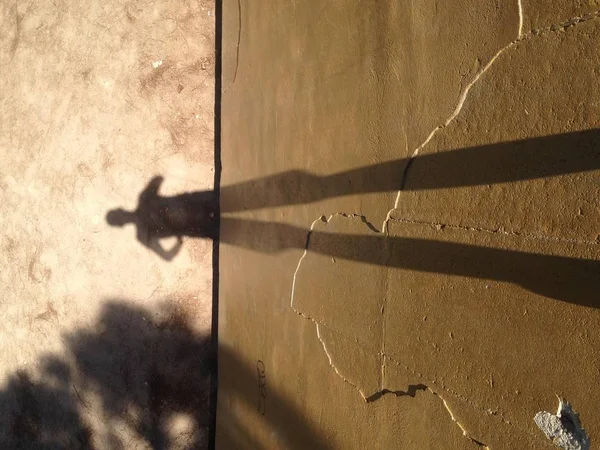 Удлиненная Тень Человека Стене — стоковое фото