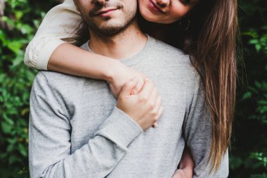 Çift birbirlerine elleri ile sarılma aşık