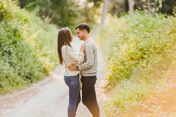 Couple Amoureux Embrasser Rire Milieu Route Verte — Photo