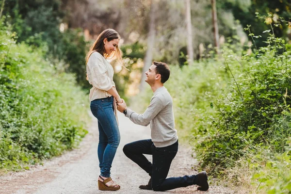 Uomo Che Propone Matrimonio Con Sua Ragazza Sul Campo — Foto Stock