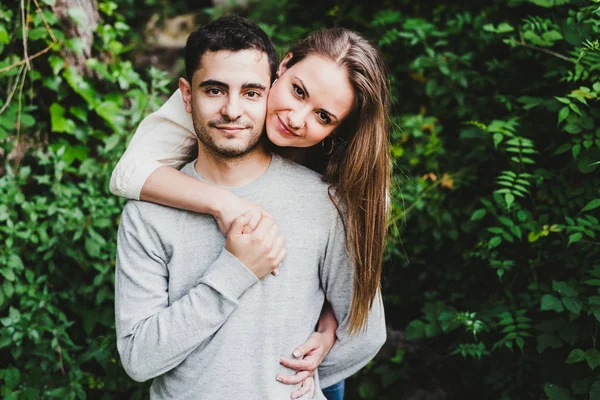 Çift birbirlerine elleri ile sarılma aşık