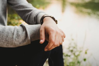 Dalgın adamın elleri doğada rahat