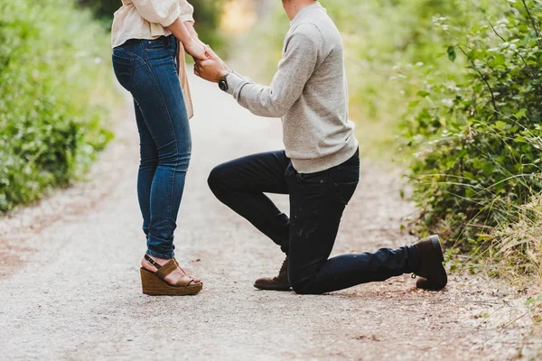 Homem Propondo Casamento Com Sua Namorada Campo — Fotografia de Stock