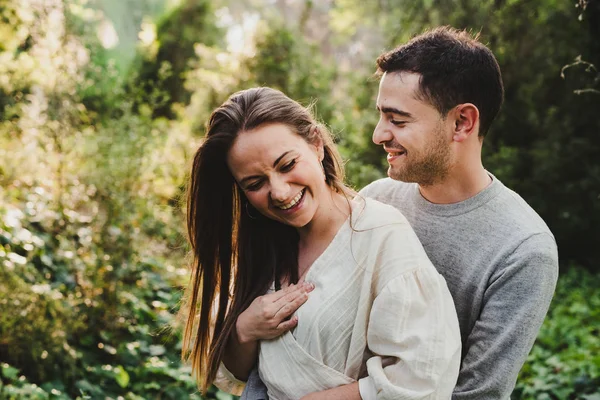 Enamorado Casal Abraçando Rindo Meio Estrada Verde — Fotografia de Stock