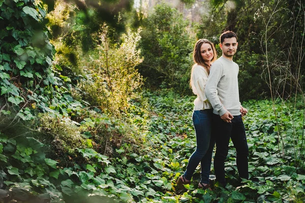 Zamilovaný Pár Objímat Směje Uprostřed Zelené Cesty — Stock fotografie