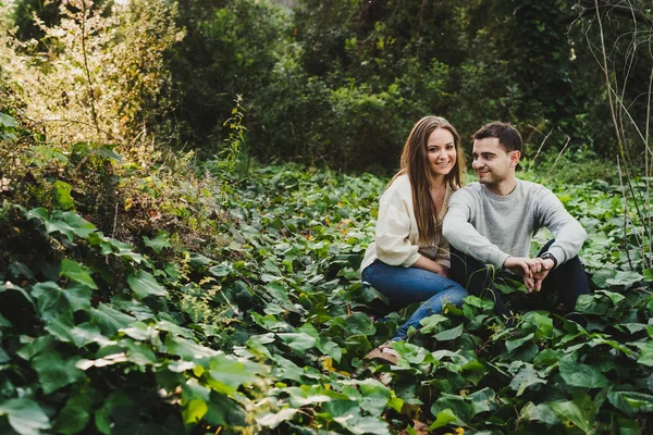 Couple Amoureux Embrasser Rire Milieu Route Verte — Photo