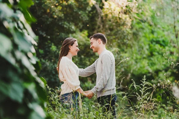 Couple Amoureux Embrasser Rire Milieu Route Verte — Photo