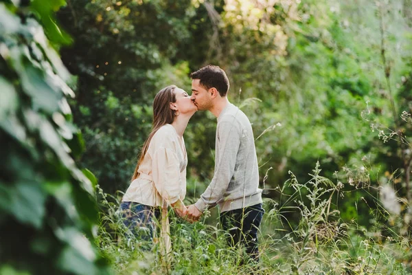 Couple Amoureux Embrasser Rire Milieu Route Verte — Photo