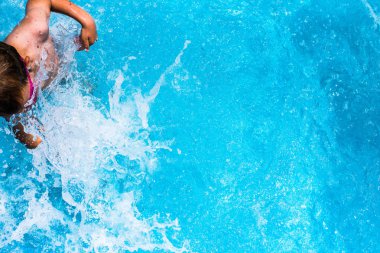 Yaz aylarında bir havuz serin su sıçramasına çocuk