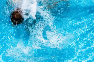 Yaz aylarında bir havuz serin su sıçramasına çocuk