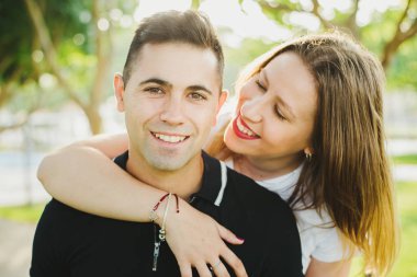 Çift sakince sıcak plajda gezinme