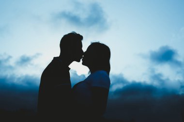 Bir çift öpüşme arka ışık