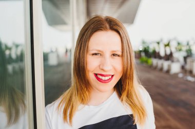 Kırmızı dudaklar ile genç ve güzel sarışın