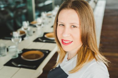 Kırmızı dudaklar ile genç ve güzel sarışın