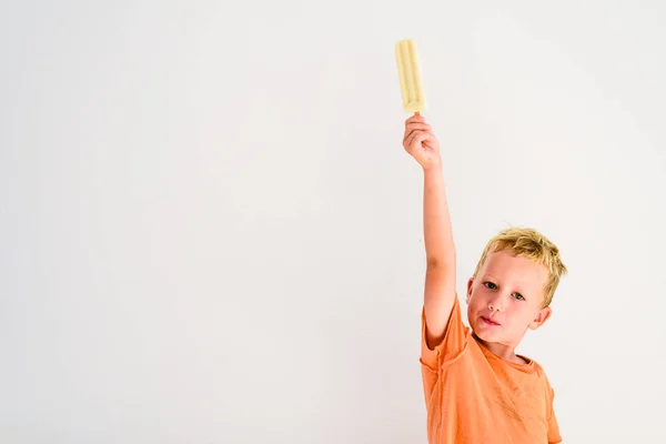 Leuke Jongen Een Ijsje Eten Witte Achtergrond — Stockfoto