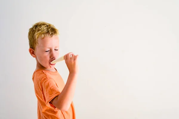 Симпатичный Мальчик Ест Мороженое Белом Фоне — стоковое фото