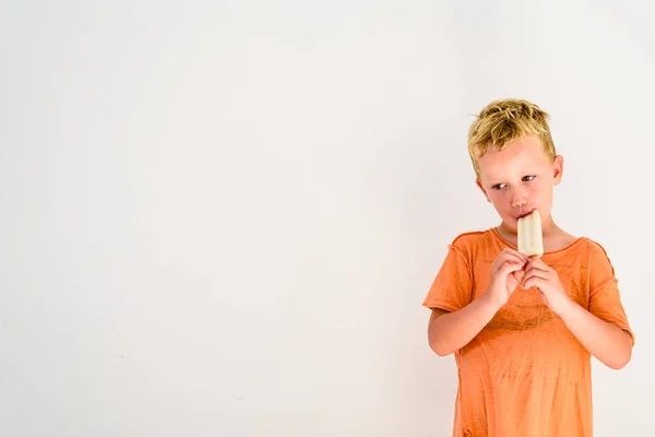 Anak Manis Makan Krim Dengan Latar Belakang Putih — Stok Foto