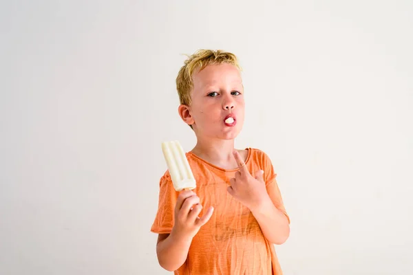 Rapaz Bonito Comendo Sorvete Fundo Branco — Fotografia de Stock